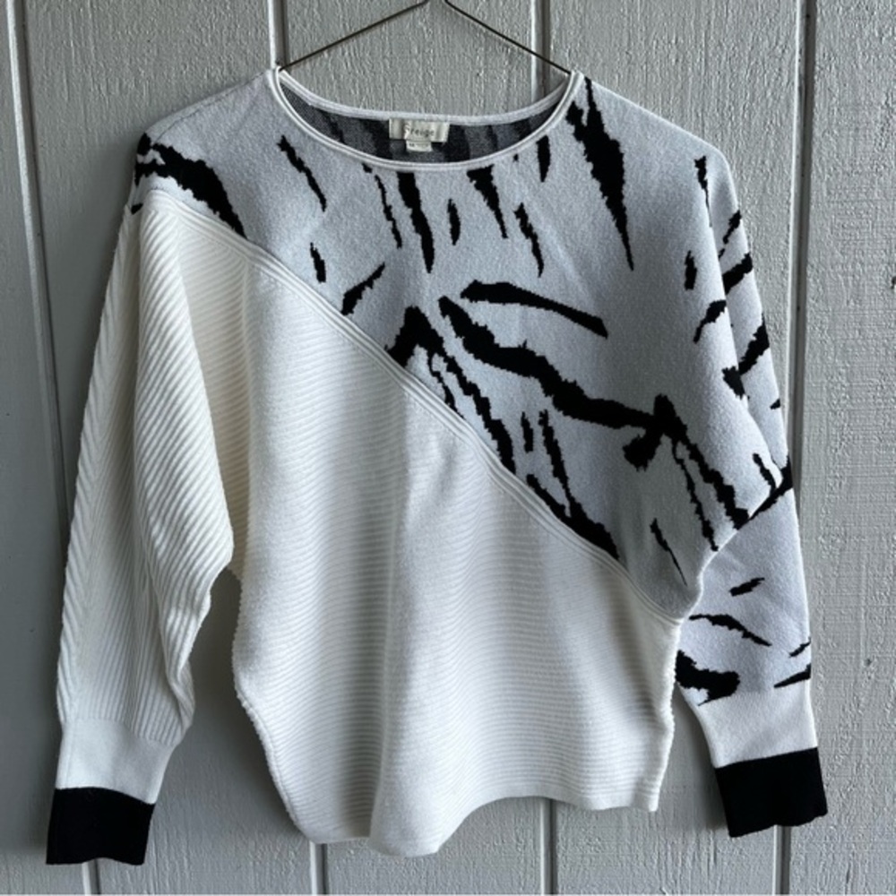 Greige Animal Print Sweater Medium‎ Asymmetrical Neutral White Gray Black